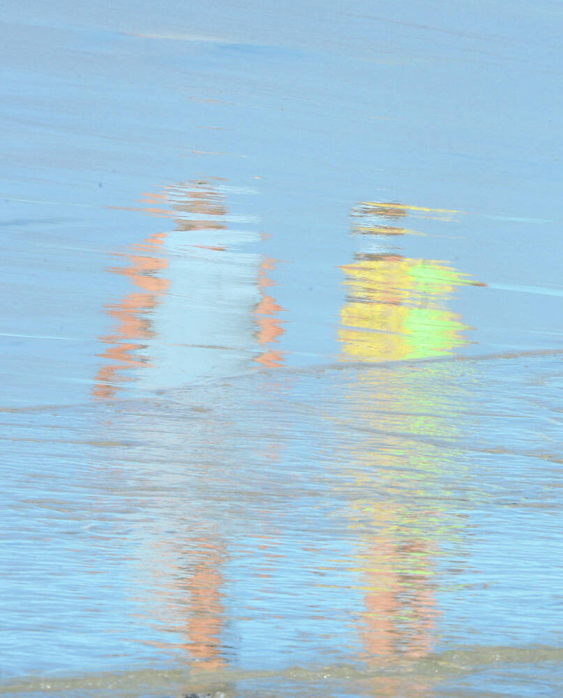 Umgekehrte Spiegelungen am Strand