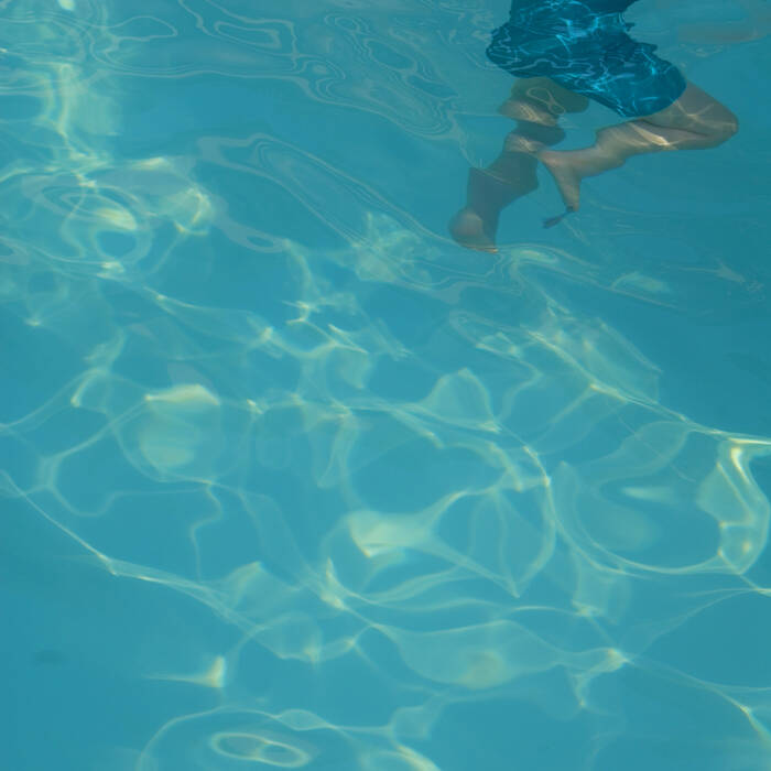 In het zwembad in de zomer