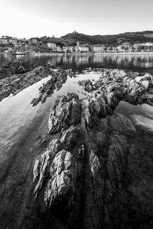 Stenens tystnad och vattenspegeln vid Collioure Stenens tystnad och vattenspegeln vid Collioure