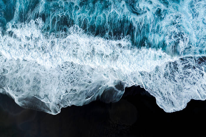 Golven en zwart zand Golven en zwart zand