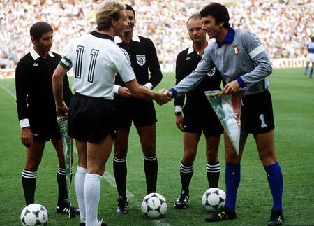Dino Zoff e Karl-Heinz Rummenigge - Coppa del Mondo 1982 Dino Zoff e Karl-Heinz Rummenigge - Coppa del Mondo 1982