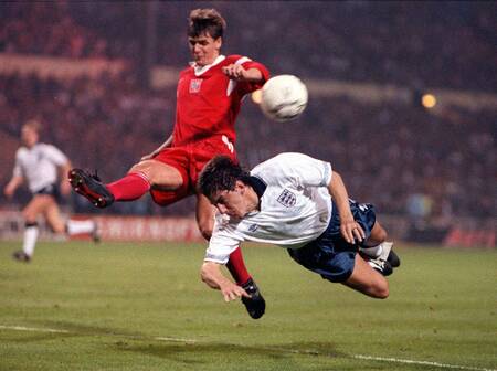 Peter Beardsley - EURO Qualification 1990 Peter Beardsley - EURO Qualification 1990