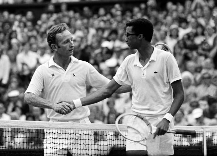 Arthur Ashe slaat Rod Laver de hand