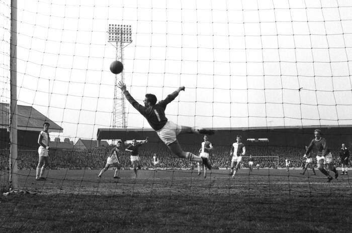 Bobby Charlton scoort tegen Blackburn