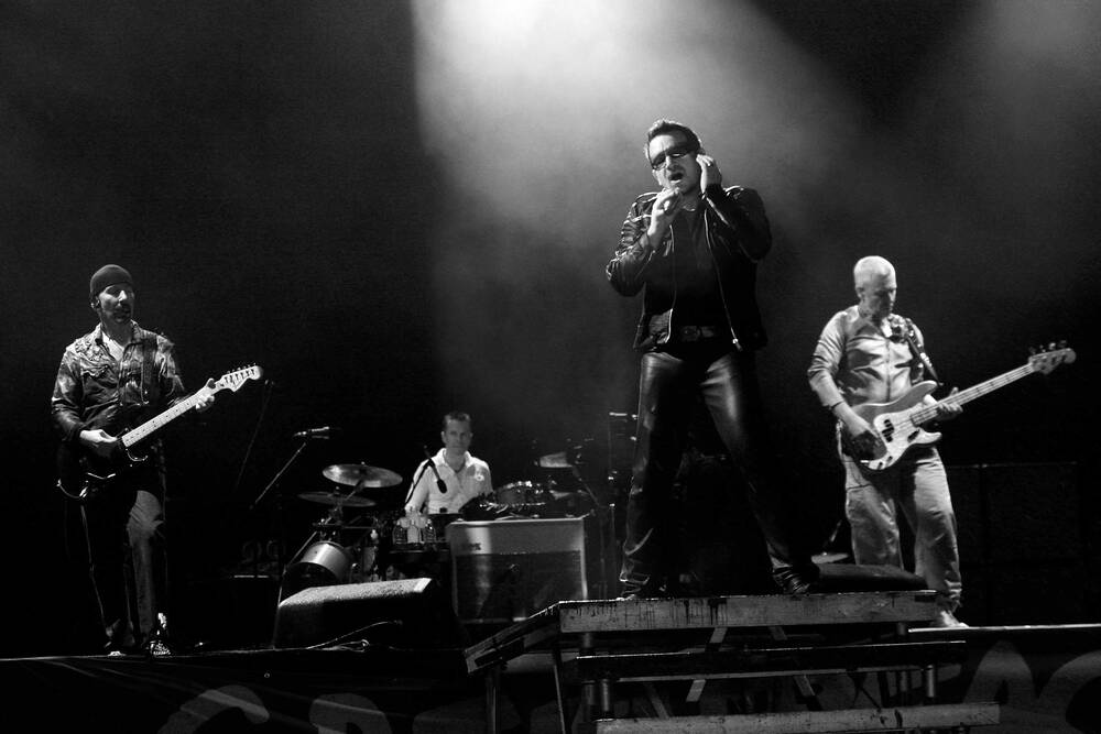 U2 se produit à Glastonbury UK en 2011