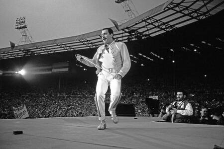 Freddie Mercury på Wembley Stadium under The Magic Tour Freddie Mercury på Wembley Stadium under The Magic Tour