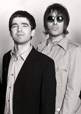 Oasis tijdens het Teenage Cancer Trust-concert 2003 Oasis tijdens het Teenage Cancer Trust-concert 2003