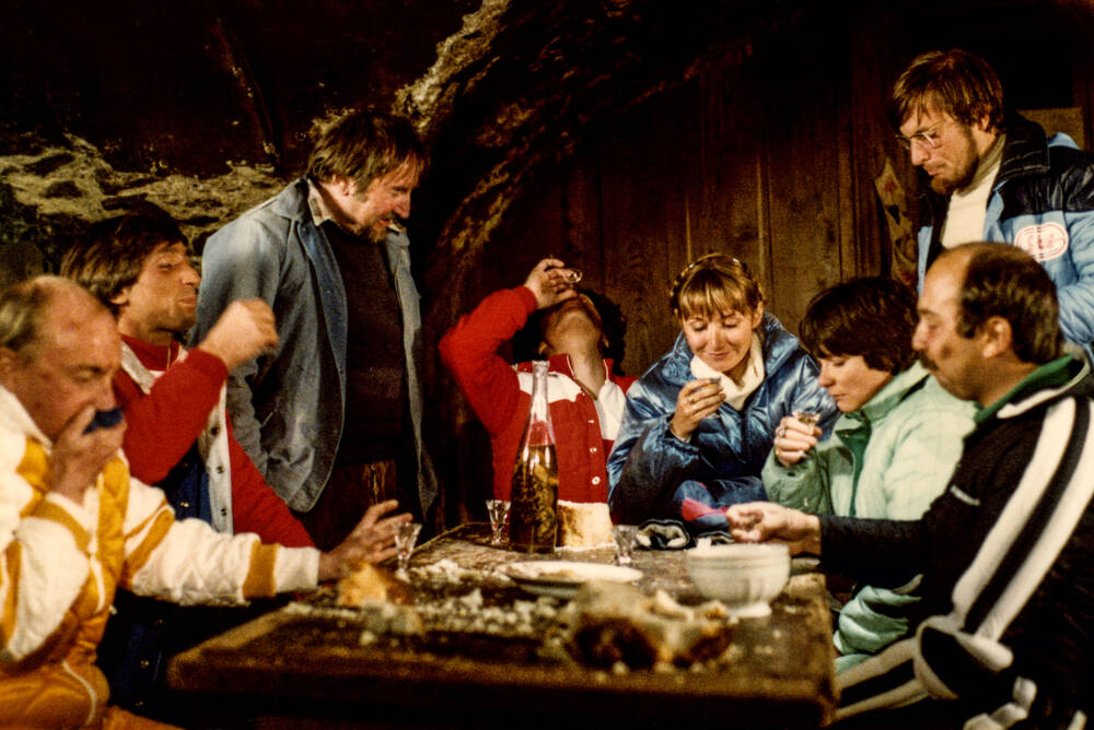 Les Bronzés font du ski - De scène van de sjalotlikeur