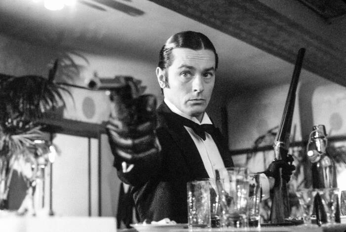 Alain Delon prende la mira con una pistola nel film Borsalino and Co Alain Delon prende la mira con una pistola nel film Borsalino and Co