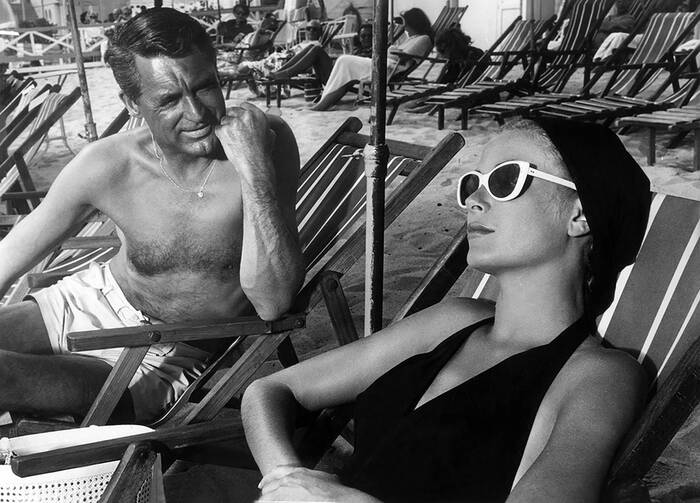 Cary Grant e Grace Kelly sulla spiaggia della Costa Azzurra Cary Grant e Grace Kelly sulla spiaggia della Costa Azzurra