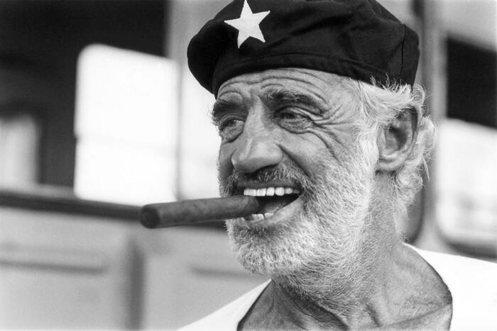 Jean Paul Belmondo met een sigaar Jean Paul Belmondo met een sigaar