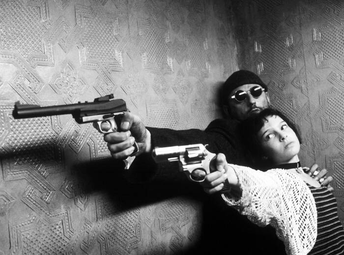 Sotto l'occhio vigile di Luc Besson, l'iconica scena di Léon nel 1994 Sotto l'occhio vigile di Luc Besson, l'iconica scena di Léon nel 1994