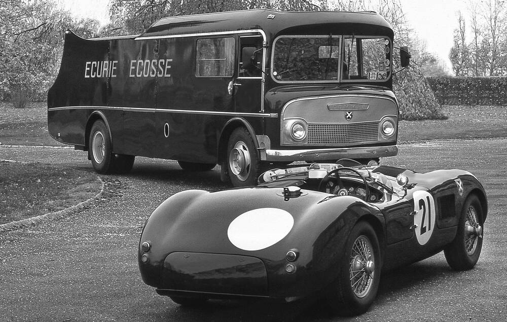 Ecurie Ecosse Transporteur Commer avec voiture de sport Jaguar type C