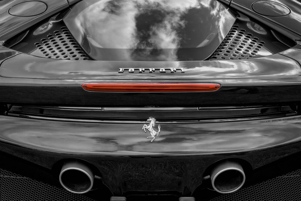 Vista posteriore della Ferrari con scudetto del Cavallino Rampante