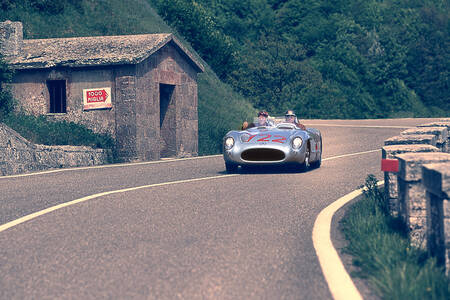 1955 Mercedes-Benz 300SLR numéro 722 au volant de la Mille Miglia