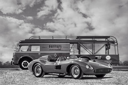1957 Ferrari 355's met de fabrieks Fiat Transporter