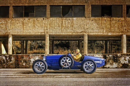 Bugatti Type 35 at the startline of the Taga Florio