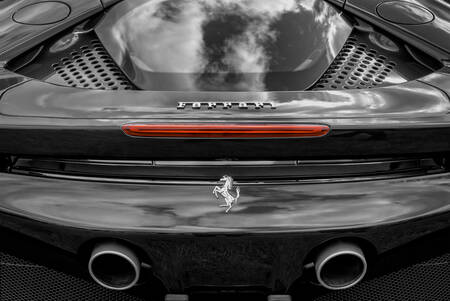 Poster Ferrari achteraanzicht met steigerend paard badge Poster Ferrari achteraanzicht met steigerend paard badge