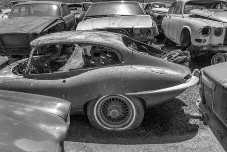 Jaguar E Type Coupé in uno sfasciacarrozze in California USA Jaguar E Type Coupé in uno sfasciacarrozze in California USA