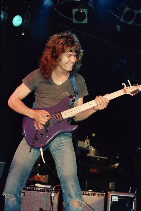 1989年 Van Halenツアープログラム+Eddyのギターピック＋半券 Eddie Van Halen at the Roxy April 29 1982 this was a special gig