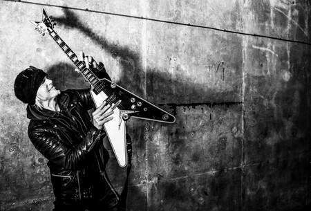 La légende de la guitare allemande Michael Schenker lors d'une séance de portrait à Brighton en septembre 2017 La légende de la guitare allemande Michael Schenker lors d'une séance de portrait à Brighton en septembre 2017