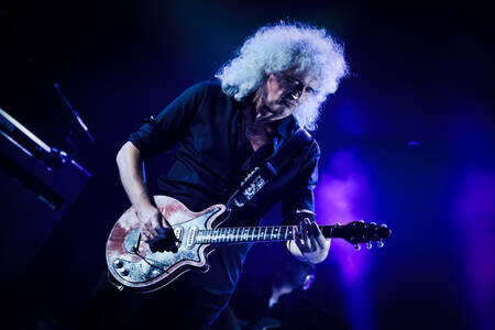 Brian May, le légendaire guitariste de Queen, sur la scène de l'Apollo Brian May, le légendaire guitariste de Queen, sur la scène de l'Apollo