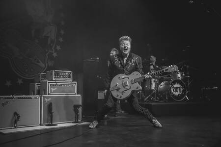 L'icône Rockabilly Brian Setzer se produit au Forum de Londres le 11 juillet 2017 lors de la tournée Rockabilly Riot