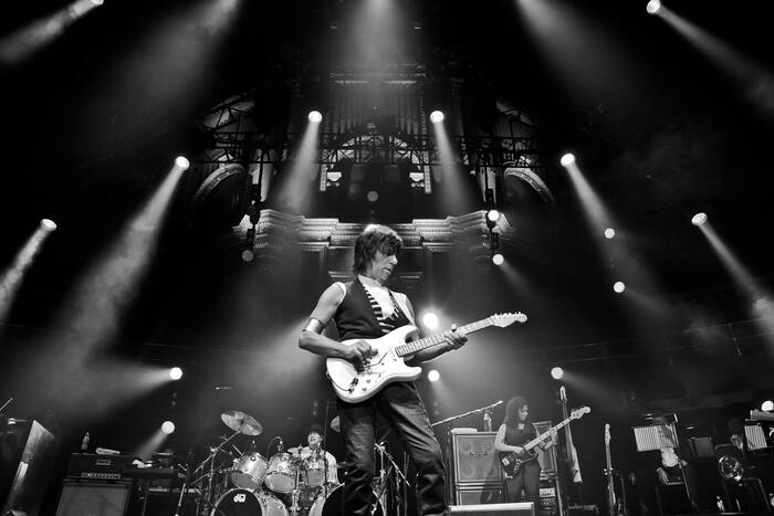 Il guitar hero Jeff Beck sul palco di Londra il 26 ottobre 2010 Il guitar hero Jeff Beck sul palco di Londra il 26 ottobre 2010