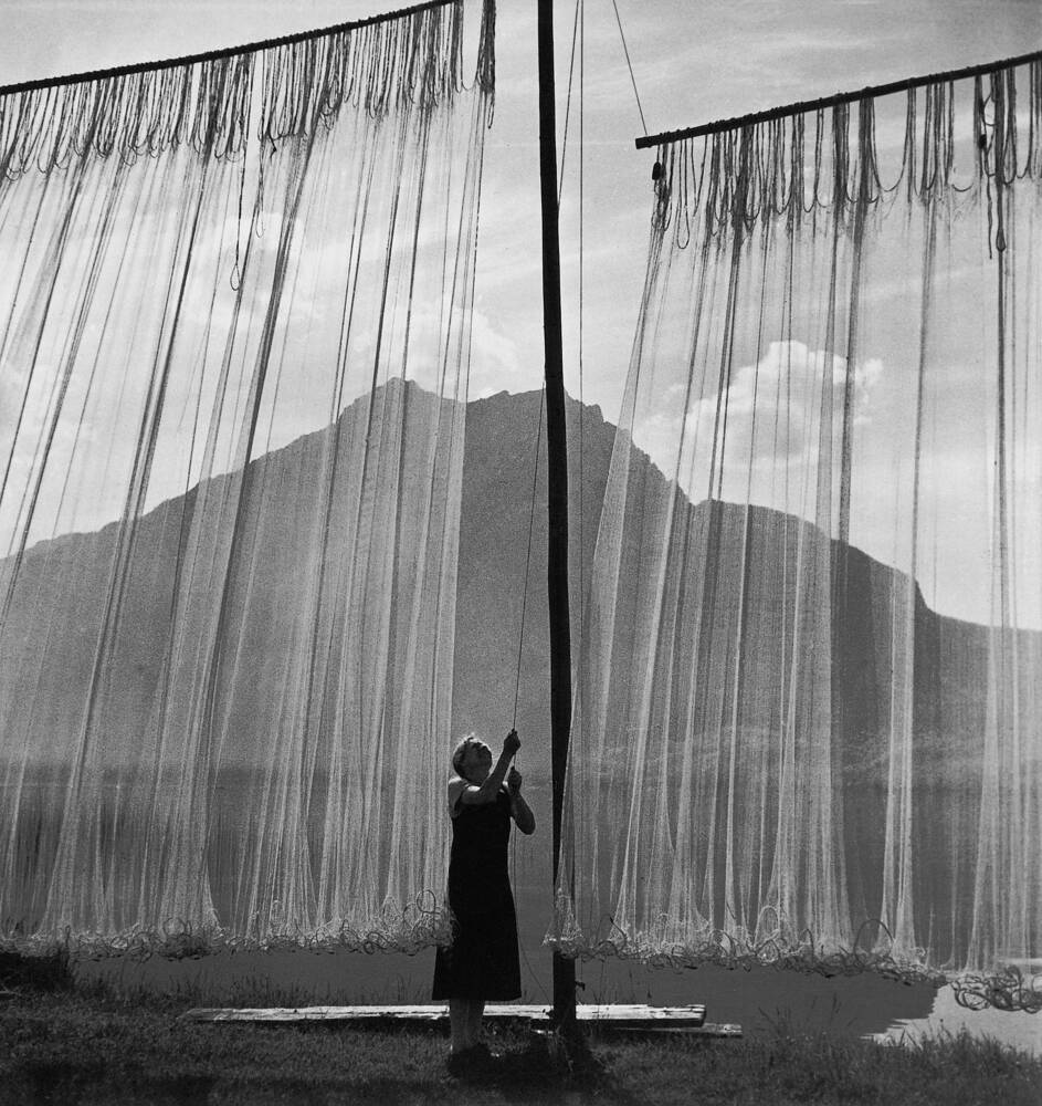 Frau beim Ausspannen von Fischernetzen 1938