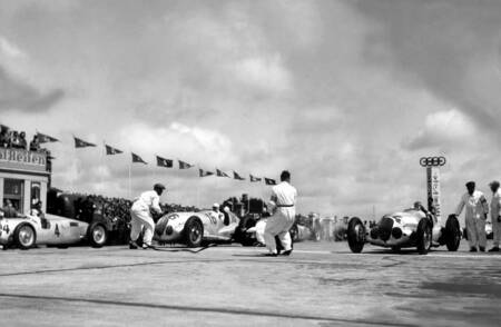 Raceauto's voor de start op de Nürburgring