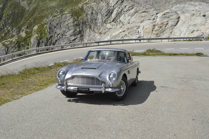 Adrian Sutil dans le décor du col de la Furka avec une Aston Martin DB 4 Adrian Sutil dans le décor du col de la Furka avec une Aston Martin DB 4
