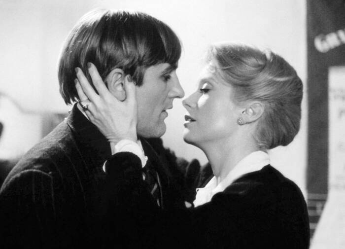 Catherine Deneuve en Gérad Depardieu zoenen