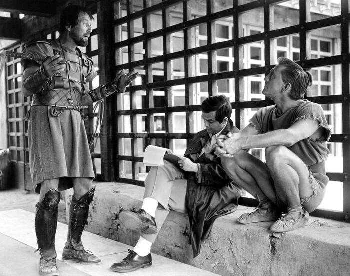 Charles McGraw in gesprek met Stanley Kubrick en Kirk Douglas