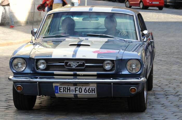 Een Ford Mustang GT uit 1966 tijdens de achtste Regensburg Classic