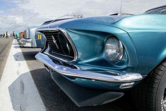 Een close up van een Ford Mustang Cobra Jet