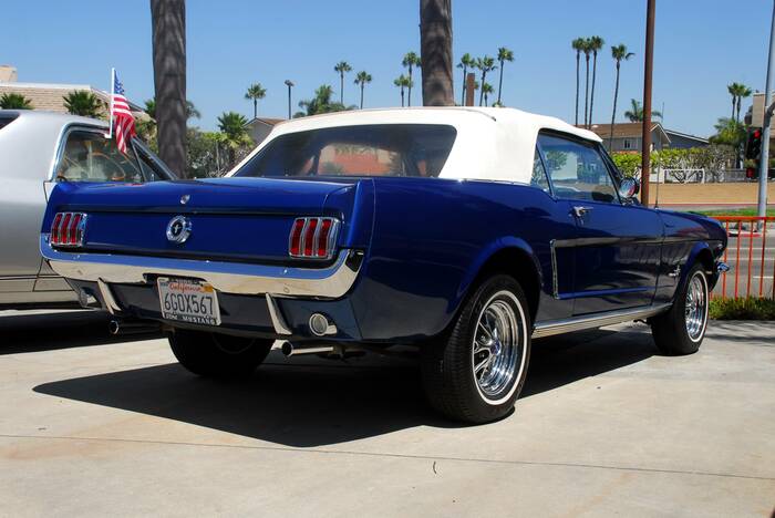 Ford Mustang cabriolet in Huntington Beach