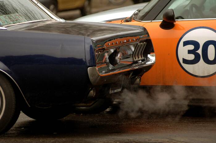 Achterkant van een zwarte Ford Mustang