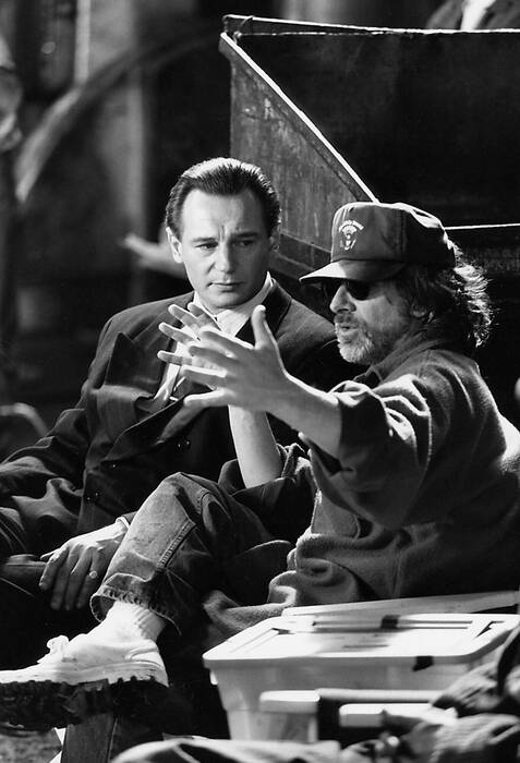 Liam Neeson et Steven Spielberg discutant entre deux scènes Liam Neeson et Steven Spielberg discutant entre deux scènes