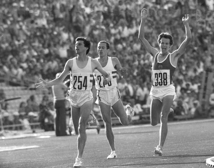 Sebastian Coe komt over de finish als winnaar van de 1500 meter run