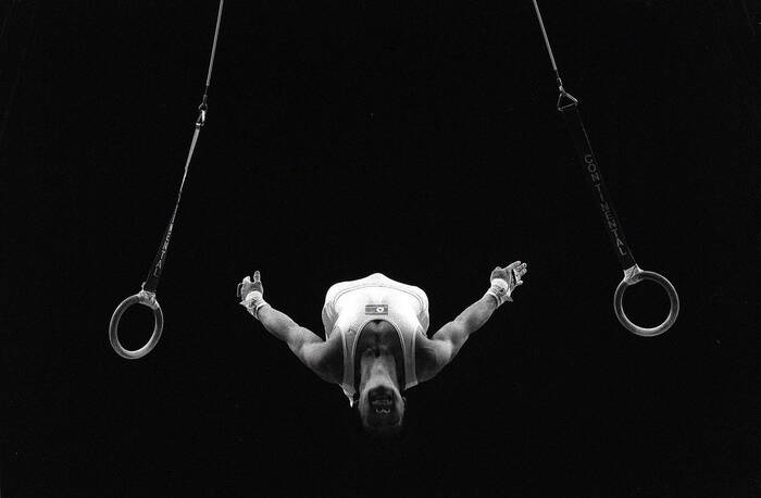 Una ginnasta in azione Una ginnasta in azione