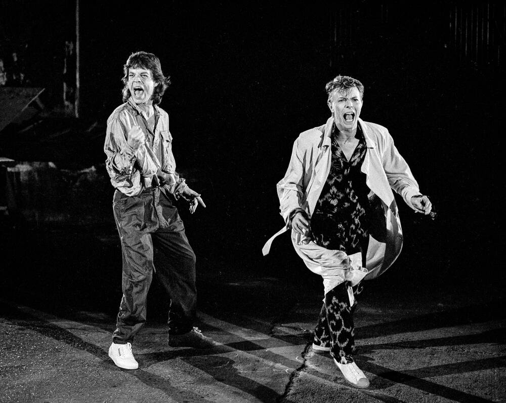 Bowie en Jagger dansen in de straat 40e verjaardag