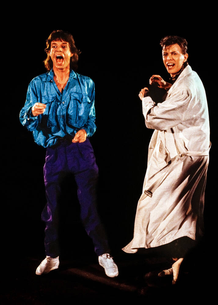 David Bowie en Mick Jagger dansen in de straat 1985