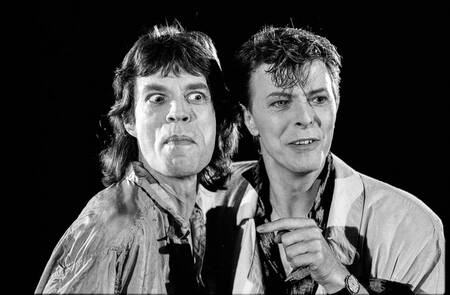 Mick Jagger David Bowie che balla in strada per il Live Aid Mick Jagger David Bowie che balla in strada per il Live Aid