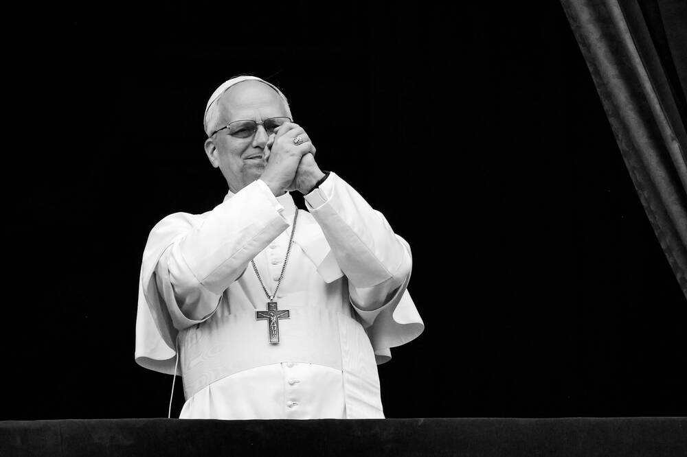 Le pape Léon XIV vu depuis la loggia centrale de la basilique Saint-Pierre