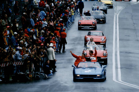 Il pilota automobilistico tedesco Michael Schumacher saluta i suoi fan 1997 Il pilota automobilistico tedesco Michael Schumacher saluta i suoi fan 1997