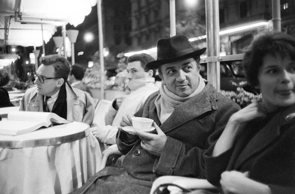 Federico Fellini nippend aan espresso