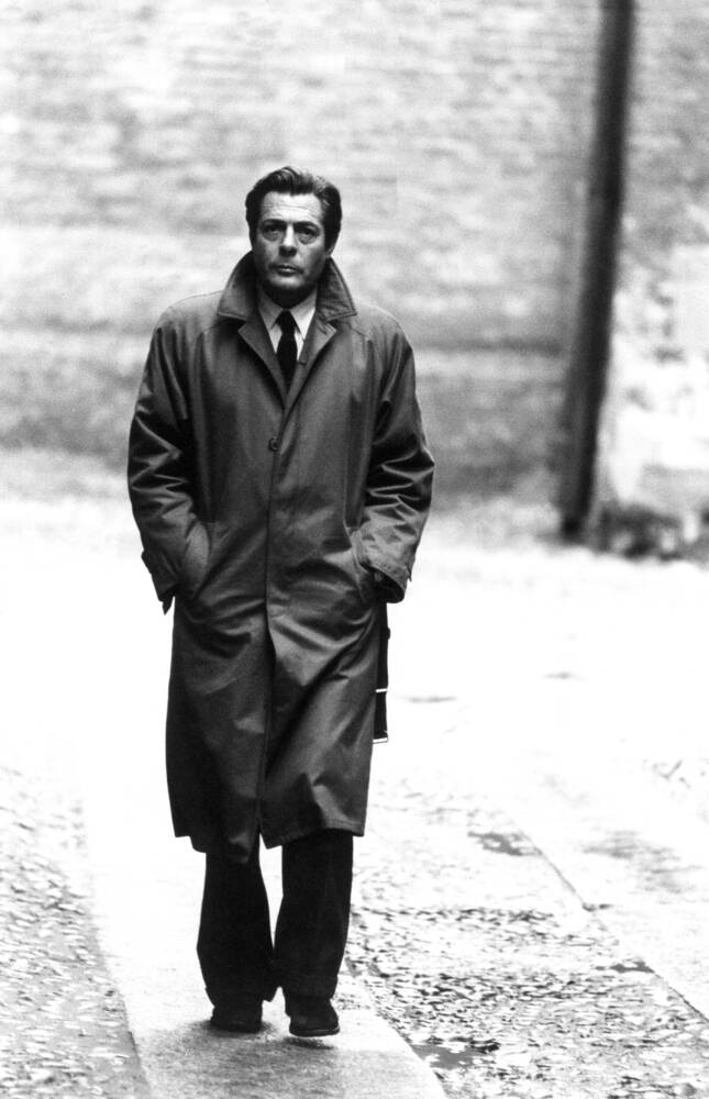 Marcello Mastroianni wandelend door een straat