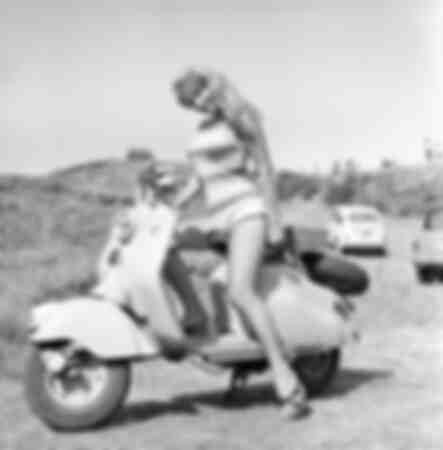 Marisa Allasio posiert auf einer Vespa