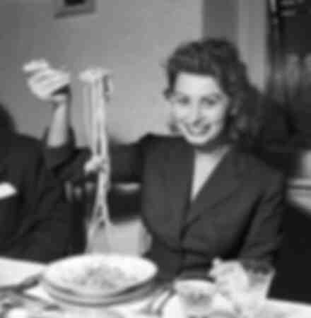 Sophia Loren genießt einen Teller Spaghetti