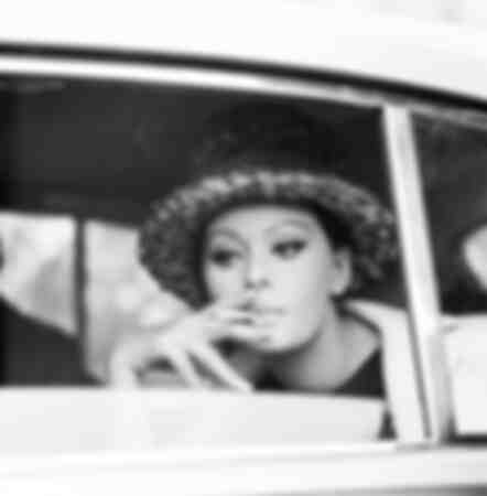 Sophia Loren fumando en un coche